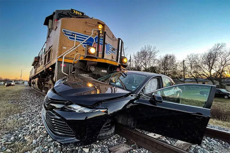 (ویدیو) له شدن یک خودرو پس از تصادف با قطار