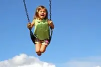 (ویدئو) اقدام عجیب و خطرناک پدر با فرزندش در تراس یک برج!
