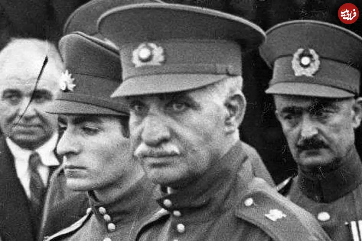 عکس| سفر در زمان؛ «رضاخان» در روز تاجگذاری اش در کاخ گلستان؛ سال 1305