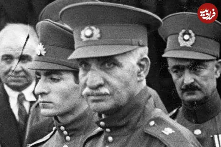 عکس| سفر در زمان؛ «رضاخان» در روز تاجگذاری اش در کاخ گلستان؛ سال 1305