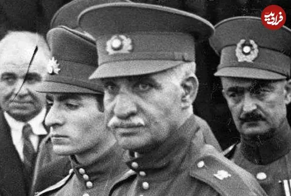 عکس| سفر در زمان؛ «رضاخان» در روز تاجگذاری اش در کاخ گلستان؛ سال 1305