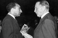 سفر در زمان؛ یادداشت‌های علم، پنجشنبه ۷ دی ۱۳۵۱: وزیر مختار آمریکا گفت فارلند زودتر از موقع برمی گردد، می‌خواست به من حالی کند که اگر می‌خواهی مهمانی برایش بدهی، بده!