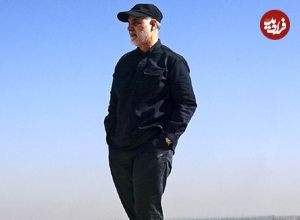 عکس؛ سفر در زمان؛ «رهبر انقلاب در حال اعطای درجه به سردار سلیمانی»؛ دهه 70