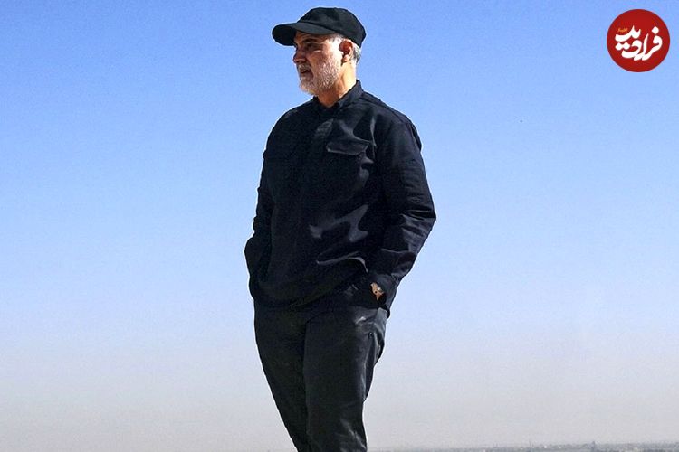 عکس؛ سفر در زمان؛ «رهبر انقلاب در حال اعطای درجه به سردار سلیمانی»؛ دهه 70