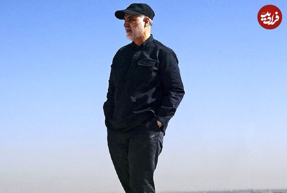 عکس؛ سفر در زمان؛ «رهبر انقلاب در حال اعطای درجه به سردار سلیمانی»؛ دهه 70