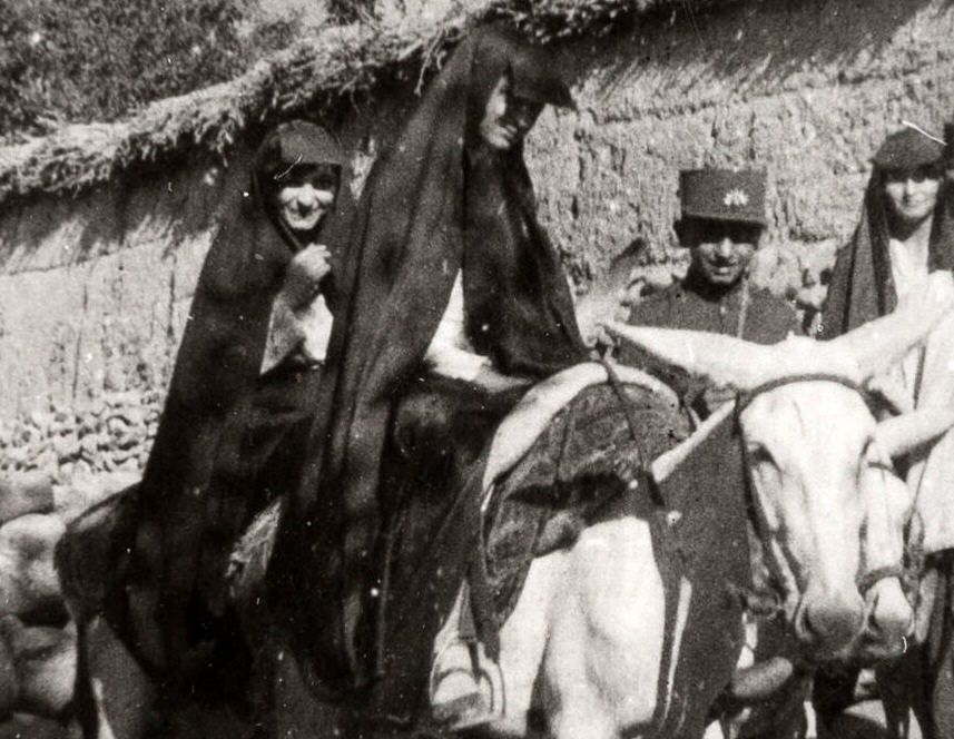(تصاویر) سفر به عصر قاجار؛ از عکس یادگاری دختران بختیاری تا ژست شکارچی‌های دربار