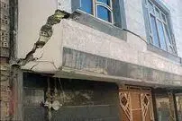 ( ویدیو) سقوط نمای یک ساختمان روی سر عابر پیاده بدشانس