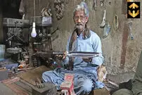 (ویدئو) عملیات ساخت چاقوی شکاری با بلبرینگ قدیمی توسط استاد پاکستانی