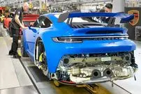 ببینید| نگاهی به مراحل صفر تا صد تولید خودروی پورشه 911 جدید در آلمان