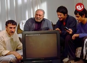 عکس| سفر به تاریخ؛ عکس یادگاری «محمد کاسبی» در پشت‌صحنه سریال «سه در چهار»؛ سال 1387
