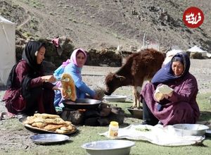 (ویدئو) نحوه پخت غذای محلی با سیب زمینی، خمیر و سبزیجات توسط بانوی عشایر افغان