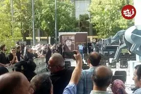 ببینید| لحظه اقامه نماز بر پیکر اکبر عبدی
