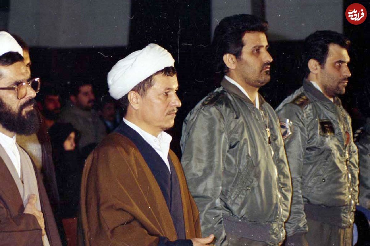 عکس؛ سفر در زمان؛ «آیت الله طالقانی و هاشمی رفسنجانی» در هلیکوپتر و بر فراز سنندج؛ سال 58