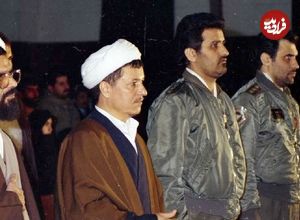 عکس؛ سفر در زمان؛ «آیت الله طالقانی و هاشمی رفسنجانی» در هلیکوپتر و بر فراز سنندج؛ سال 58