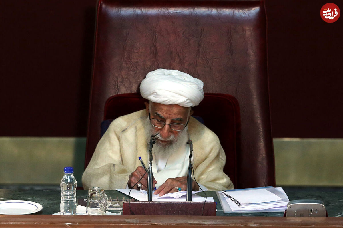 عکس؛ سفر در زمان؛ «آیت الله جنتی در حال قدم زدن در بوسنی»؛ سال 1371