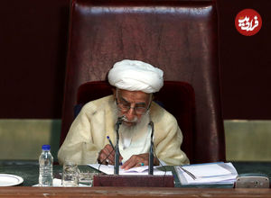 عکس؛ سفر در زمان؛ «آیت الله جنتی در حال قدم زدن در بوسنی»؛ سال 1371