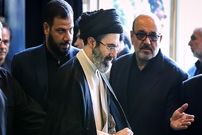 عکس؛ سفر به تاریخ؛ دیده‌بوسی «سید مجتبی خامنه‌ای و سردار سلیمانی» در یک مراسم؛ سال 1396