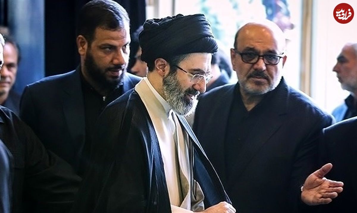 عکس؛ سفر به تاریخ؛ دیدهبوسی «سید مجتبی خامنهای و سردار سلیمانی» در یک مراسم؛ سال 1396