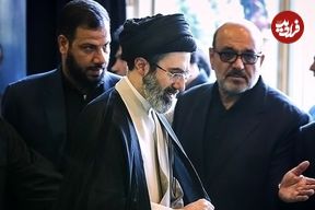 عکس؛ سفر به تاریخ؛ دیده‌بوسی «سید مجتبی خامنه‌ای و سردار سلیمانی» در یک مراسم؛ سال 1396