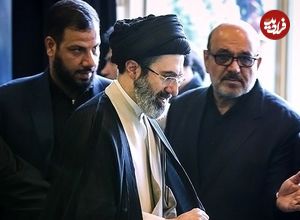 عکس؛ سفر به تاریخ؛ دیده‌بوسی «سید مجتبی خامنه‌ای و سردار سلیمانی» در یک مراسم؛ سال 1396