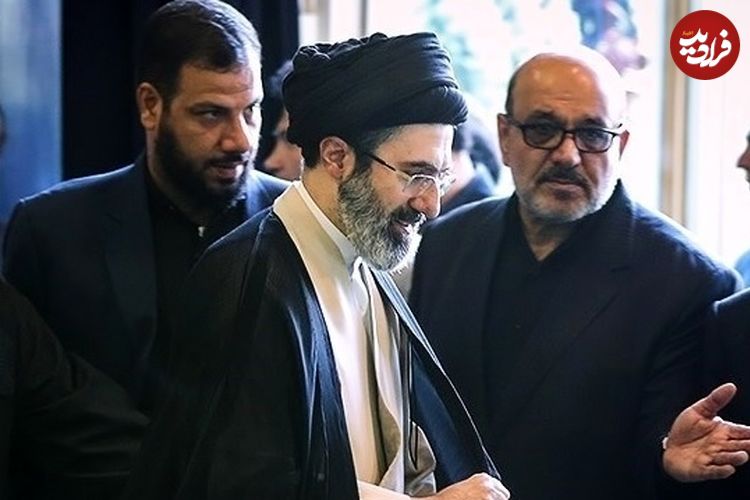 عکس؛ سفر به تاریخ؛ دیده‌بوسی «سید مجتبی خامنه‌ای و سردار سلیمانی» در یک مراسم؛ سال 1396