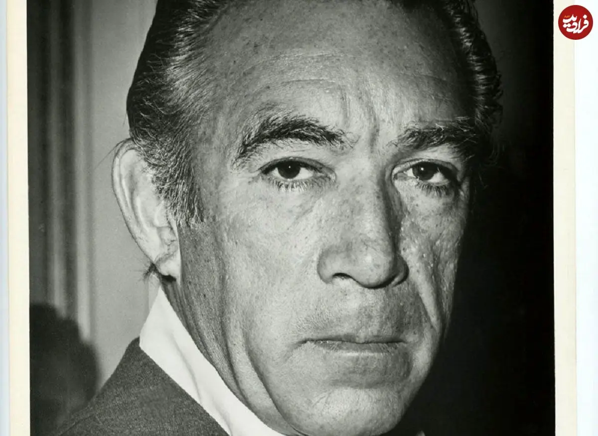 عکس| سفر در زمان؛ «آنتونی کوئین» همراه با جایزه اسکار در لس آنجلس؛ سال 1336