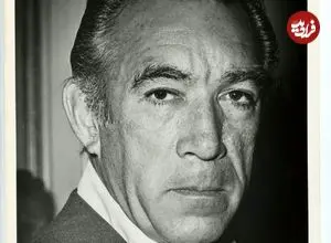 عکس| سفر در زمان؛ «آنتونی کوئین» همراه با جایزه اسکار در لس آنجلس؛ سال 1336