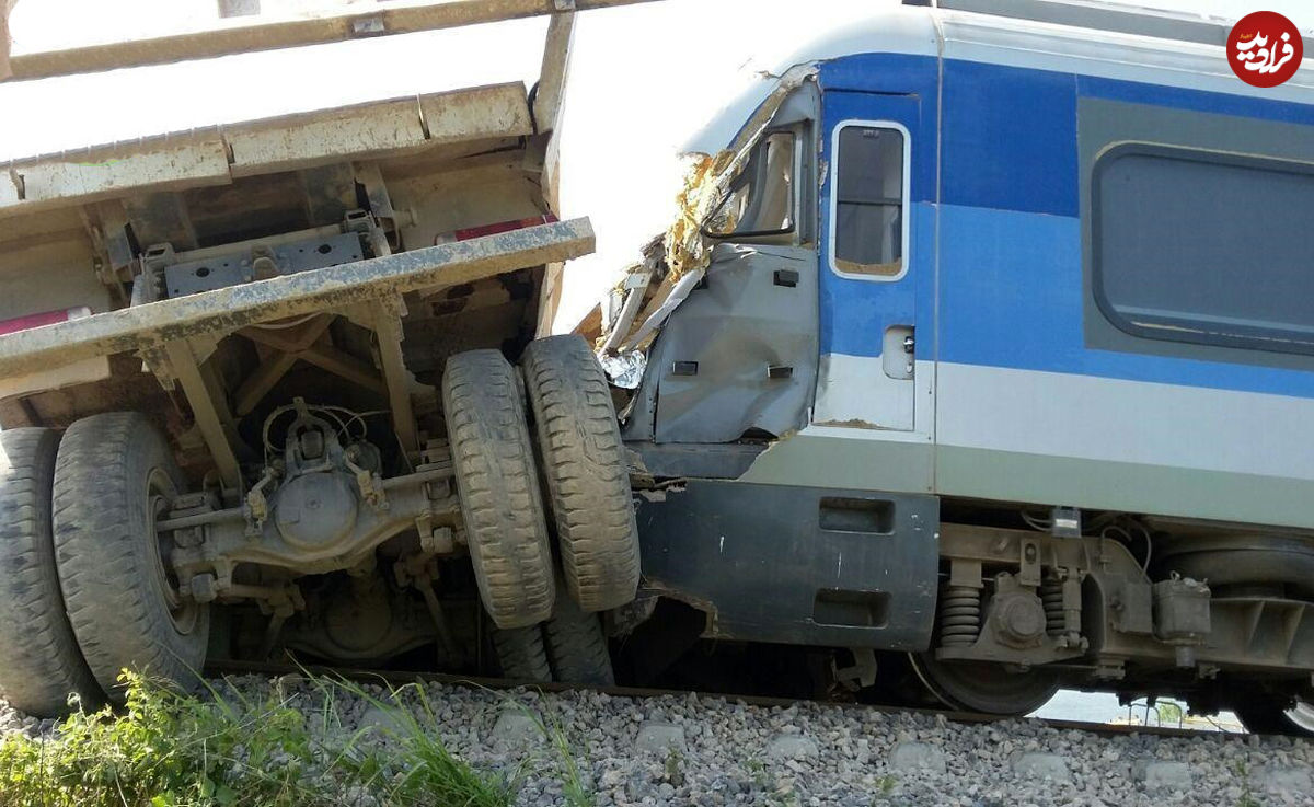 (ویدئو) لحظه ترسناک تصادف قطار با یک تریلی!