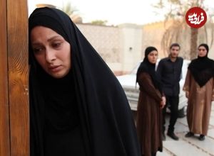 عکس| سفر در زمان؛ «پریزاد» سریال طوبی در حال دریافت جایزه از رئیس صداوسیما
