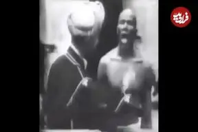 ببینید| سفر در زمان؛ تصویری قدیمی از چانه زنی و معامله یک برده سیاه پوست در عمان