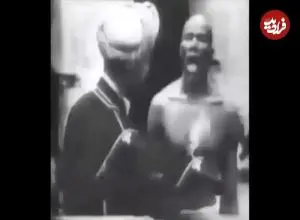 ببینید| سفر در زمان؛ تصویری قدیمی از چانه زنی و معامله یک برده سیاه پوست در عمان