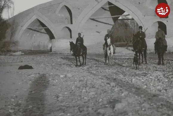 عکس| سفر زمان؛ سواران قاجاری در کنار یک پل و عبور کاروان شترها؛ 113 سال قبل