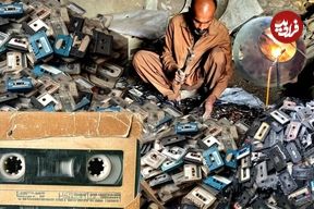 ببینید؛ مراحل بازیافت نوار کاست های قدیمی و تولید محصولات تازه با آنها در پاکستان