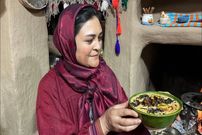 ببینید؛ غذای روستایی در ایران؛ پخت کشک بادمجان توسط بانوی آشپز روستایی