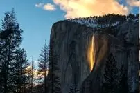 ببینید| آبشاری که مثل «آتش» می‌سوزد!