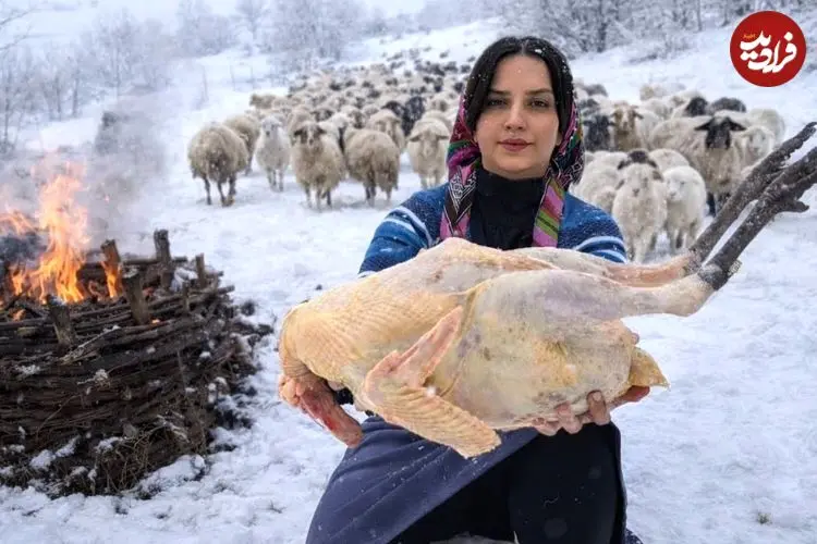 ببینید| غذای روستایی در ایران؛ پخت بوقلمون و نان تازه در هوای برفی کوهستان