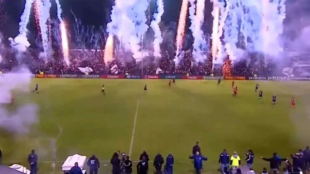 (ویدئو) عجیب‌ترین آتش بازی در زمین فوتبال