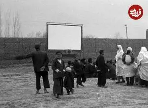 عکس| سفر زمان؛ پخش فیلم برای مردم یک روستا؛ 75 سال قبل