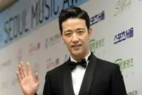 عکس| سفر به تاریخ؛ «مدیر سایونگ» در کنار «سوسانو و محافظش» در پشت‌صحنه سریال «جومونگ»