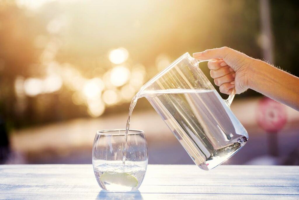 اگر قبل از خواب آب زیاد بنوشید چه اتفاقی در بدن شما می‌افتد؟
