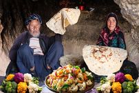 ببینید| غذای روستایی در افغانستان؛ پخت نان سنتی و خوراک با گل کلم در غار