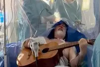 (ویدئو + تصاویر) نوازنده‌ای که در حین جراحی تومور مغزی گیتار می زند