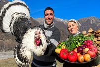 ببینید؛ غذای روستایی در آذربایجان؛ تهیه کباب بوقلمون در کوهستان