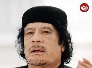 عکس| سفر در زمان؛ «معمر قذافی» سوار بر ماشین و در حال دست دادن با یک کودک؛ سال 1351