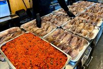 ببینید؛ غذای خیابانی در کره؛ تهیه سوسیس تند با ماهی مرکب در سئول