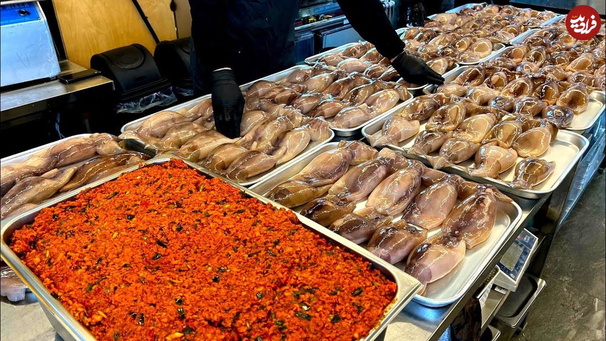 ببینید؛ غذای خیابانی در کره؛ تهیه سوسیس تند با ماهی مرکب در سئول