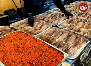 ببینید؛ غذای خیابانی در کره؛ تهیه سوسیس تند با ماهی مرکب در سئول