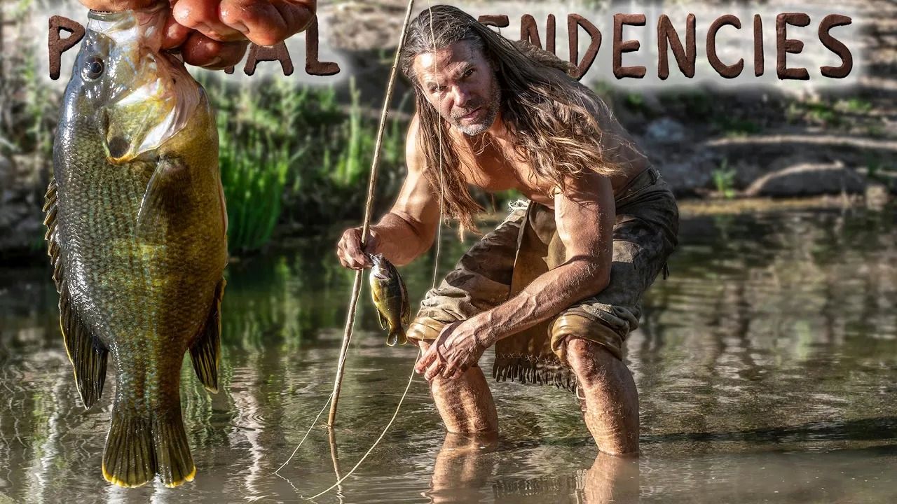 (ویدئو) زندگی بدوی؛ ساخت تله و قلاب ماهیگیری باستانی توسط یک مرد آمریکایی