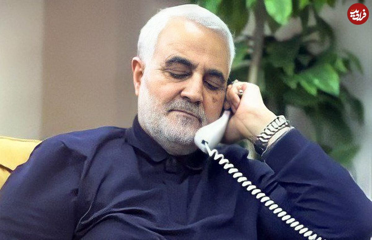 عکس؛ سفر به تاریخ؛ «سردار سلیمانی» در حال قدم زدن در ویرانه‌های شهر حلب سوریه؛ سال 1395