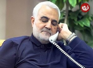 عکس؛ سفر به تاریخ؛ «سردار سلیمانی» در حال قدم زدن در ویرانه‌های شهر حلب سوریه؛ سال 1395